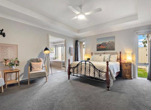 塞斯诺克Wine Down Manor的一间卧室配有一张床和吊扇