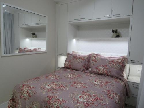 巴拉奈里奥-坎布里乌AP 507 UMA QUADRA DO MAR的一间卧室配有一张带粉色床单和枕头的床。