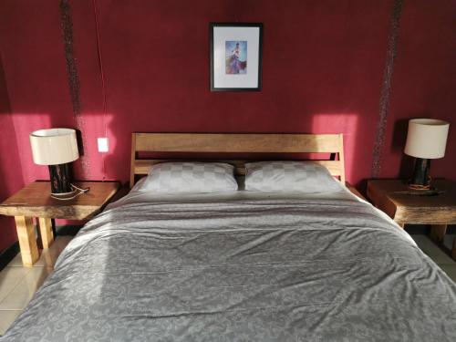 圣吉吉萨萨克乐邦度假屋的一间卧室配有一张大床和两盏灯。