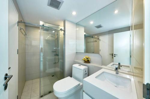 芭堤雅市中心City Center Residence by Tech的浴室配有卫生间、盥洗盆和淋浴。