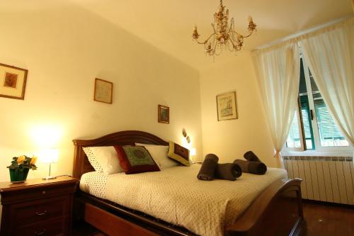 格拉齐La tua Casa vicino a Portovenere的一间卧室配有一张床和一个吊灯