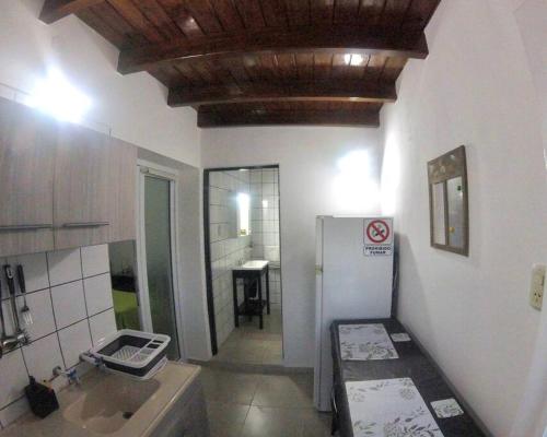 瓜伊马延1 Habitación Alto Dorrego 5min de Mendoza Capital的厨房配有水槽和冰箱
