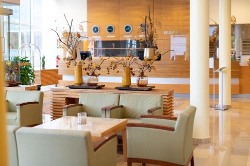 巴特塔茨曼斯多夫维塔瑞笃斯酒店的一间带桌椅的用餐室