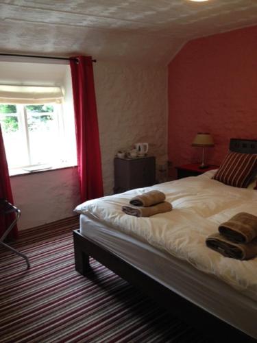 伯福德皇家橡树伯福德酒店的一间卧室配有一张床,上面有两条毛巾