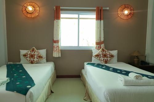 Pai Sukhothai Resort SHA Extra Plus客房内的一张或多张床位