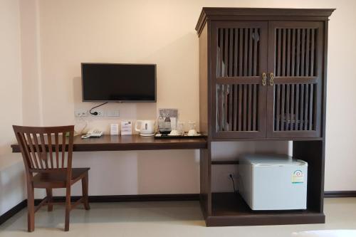 素可泰Pai Sukhothai Resort SHA Extra Plus的客房设有书桌、电视和椅子