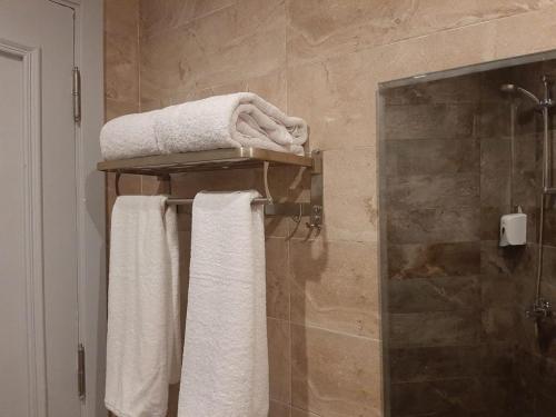 赫尔格达La Casa Beach的浴室提供毛巾架上的白色毛巾
