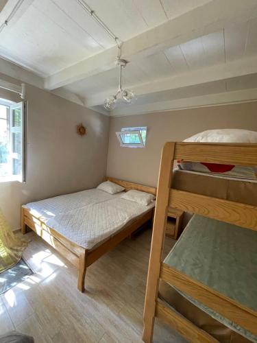 乌雷基Qiwi House的一间卧室设有两张双层床和一扇窗户。