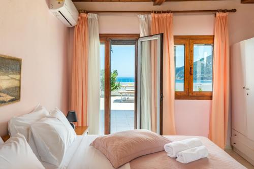 斯科派洛斯里贾纳酒店的一间卧室设有一张床,享有海景