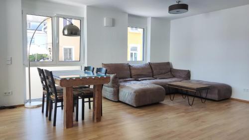 腓特烈港Apartment "SUN"的客厅配有沙发和桌子