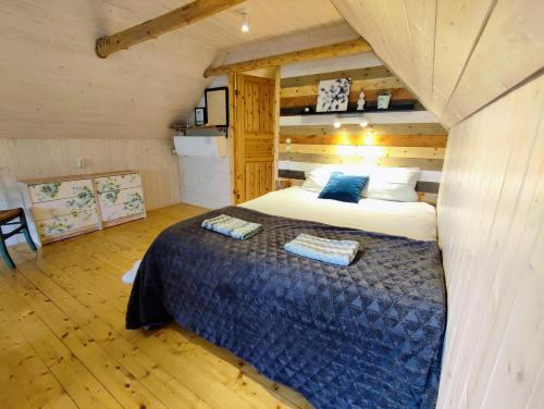 KärdeSelf check-in Attic Suite next to Hiking Trails的一间卧室,卧室内配有一张大床