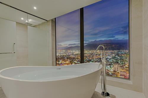 Le Sands Oceanfront Danang Hotel的一间浴室