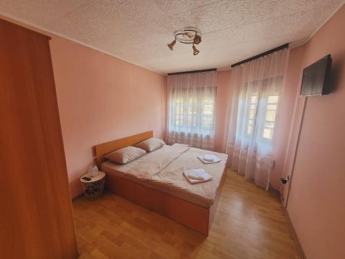 伯伊莱海尔库拉内Casa Bașu的一间小卧室,配有床和窗户