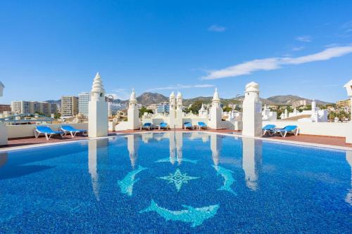 贝纳尔马德纳Benalmadena Costa Sol Holiday Rentals的度假村内的一个蓝色海水游泳池