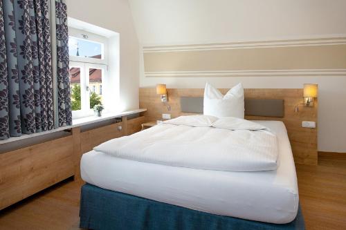 Hotelgasthof Bayerischer Hof客房内的一张或多张床位