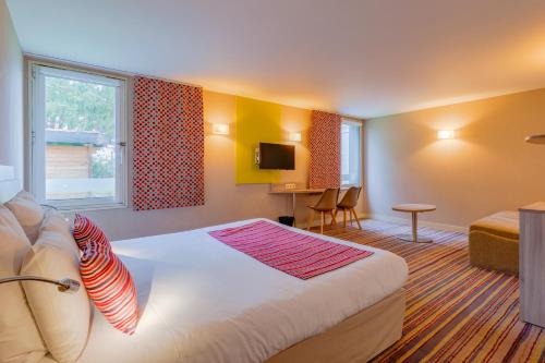 基里亚德里昂东圣博内姆尔酒店客房内的一张或多张床位