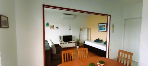 维甘Apartments Senka的镜子反射着客厅,客厅配有一张床和一张桌子