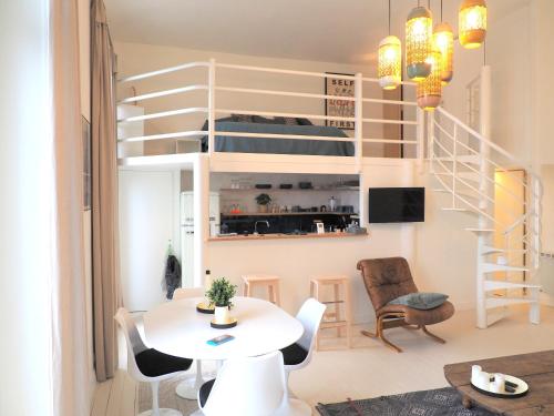 圣马洛Le Bigorneau , beach at 20m and free private carpark的小型公寓配有高架床和桌椅