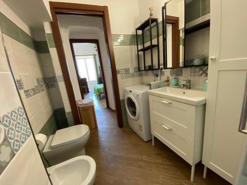 伊斯基亚La fortezza的浴室配有卫生间水槽和洗衣机。