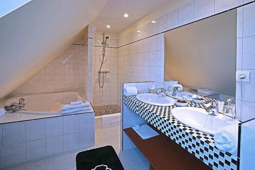 绿宝石海岸乡村度假酒店的一间浴室