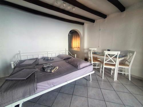 锡基诺斯岛Alopronoia Sunrise的一间卧室配有一张带桌子和椅子的床