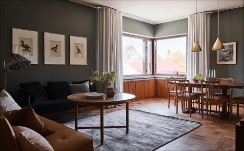 LoimaaHotelli Vihannonkulma的客厅配有沙发和桌子