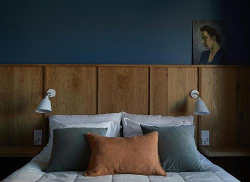 LoimaaHotelli Vihannonkulma的一间卧室配有一张带木制床头板的床