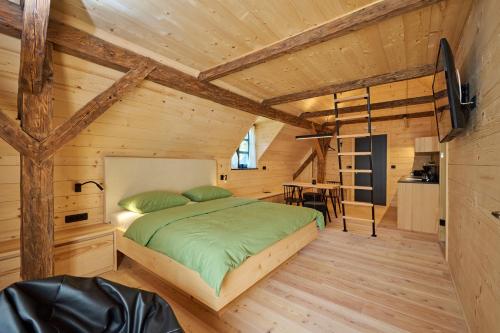 索尔察瓦NATUR BAJTA的小木屋内的卧室,配有床