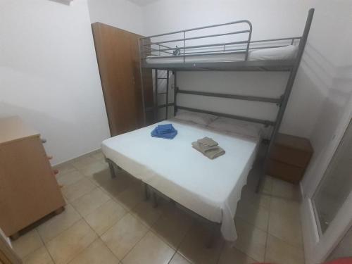 马尔扎梅米Holiday Home Residence Azzurro的小房间设有一张床和一张双层床