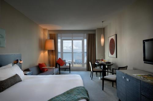 悉尼悉尼码头温泉酒店 的酒店客房 - 带一张床和用餐室