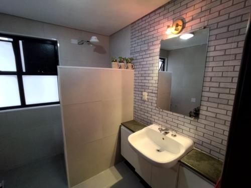 圣维森特岛Palladium Apart Service的白色的浴室设有水槽和镜子