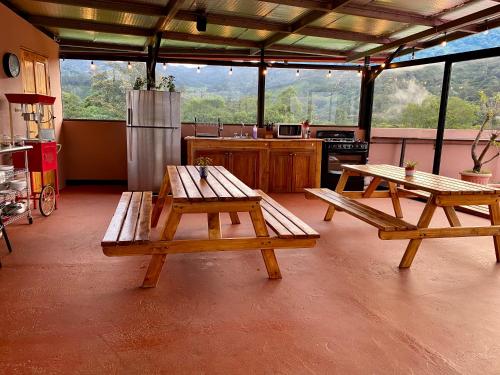 下博克特Buena Vista Boquete的带厨房的客房内的两张野餐桌
