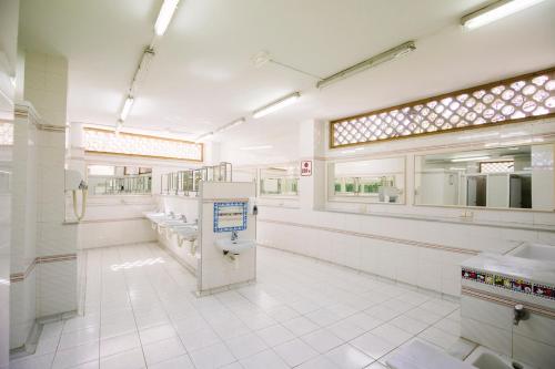 滨海托萨Kampaoh Tossa de Mar的浴室内设有带水槽和镜子的大浴室