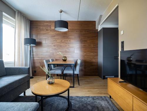 锡尔卡Levin Kunkku B9的带沙发、桌子和电视的客厅