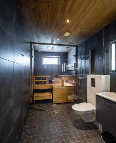 锡尔卡Levin Kunkku B9的浴室配有卫生间、浴缸和水槽。