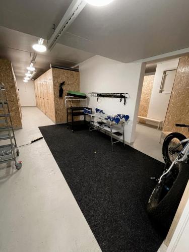 锡尔卡Levin Kunkku B9的车库,里面设有自行车停放室