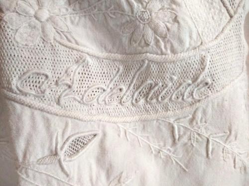 Calasca CastiglioneAdelaide House by casa Shanty的一件白色连衣裙的近身装饰