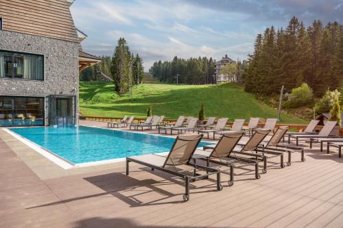 科帕奥尼克Gorski Hotel & Spa的一组躺椅,位于游泳池旁