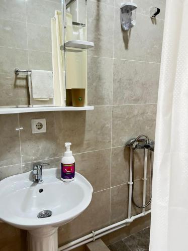 比什凯克Meiman House close to Asia Mall的浴室配有白色水槽和淋浴。