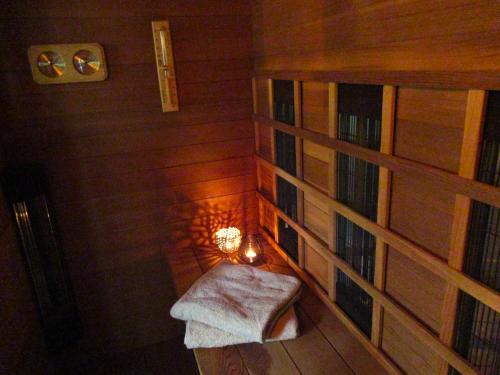 霍尔滕Secret Wellness Puur Natuur的小房间设有长凳和书架