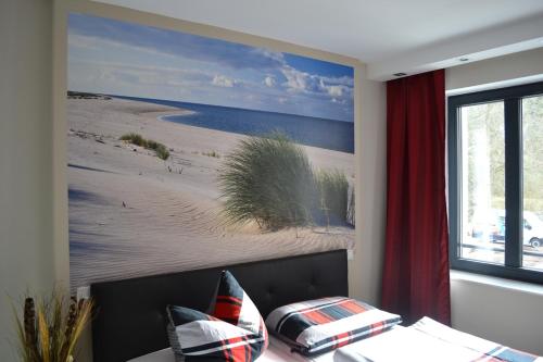 宾茨Apartment mit Meeresblick的客厅配有海滩绘画