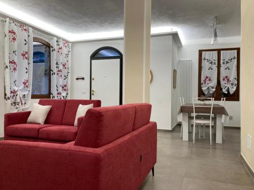 多尔切阿夸La Tillanzia的客厅配有红色的沙发和桌子