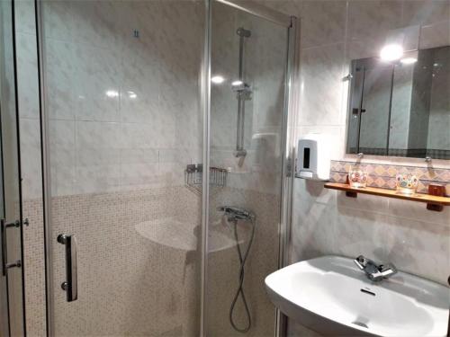 阿斯蒂加拉加ARRASPINE的带淋浴和盥洗盆的浴室