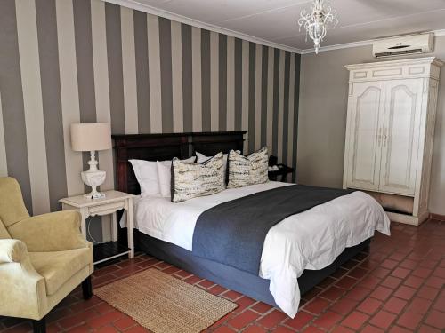 哈特比斯普特Pecan Manor的一间卧室配有一张大床和一把椅子