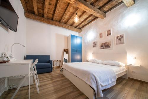 佛罗伦萨Florence David's Guesthouse的一间卧室配有一张床、一张桌子和一个水槽