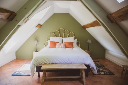 Lailly-en-ValDomaine de Montizeau的一间卧室配有一张大床和木制床头板