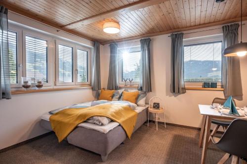 韦斯滕多夫Appartement Schneeberger的一间设有床铺的卧室,位于带窗户的房间内