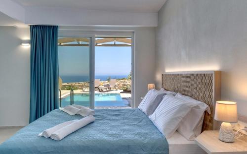 阿齐亚佩拉加Spiros-Soula Thematic Suites的一间卧室设有一张床,享有海景