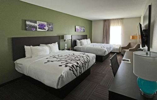 达拉斯Sleep Inn Dallas Northwest - Irving的酒店客房设有两张床和窗户。
