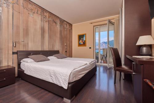 马尔切西内斯梅拉尔达别墅酒店的一间卧室配有一张床、一张书桌和一个窗户。